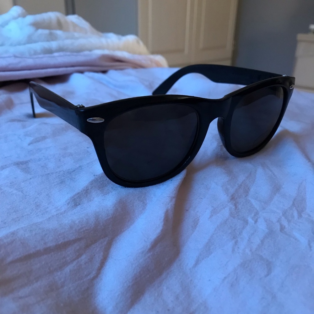 🍉 Black sunglasses